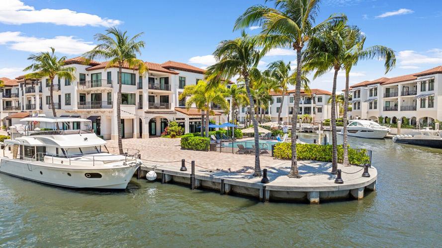 Naples Bay Resort sits along Gordon River marina
