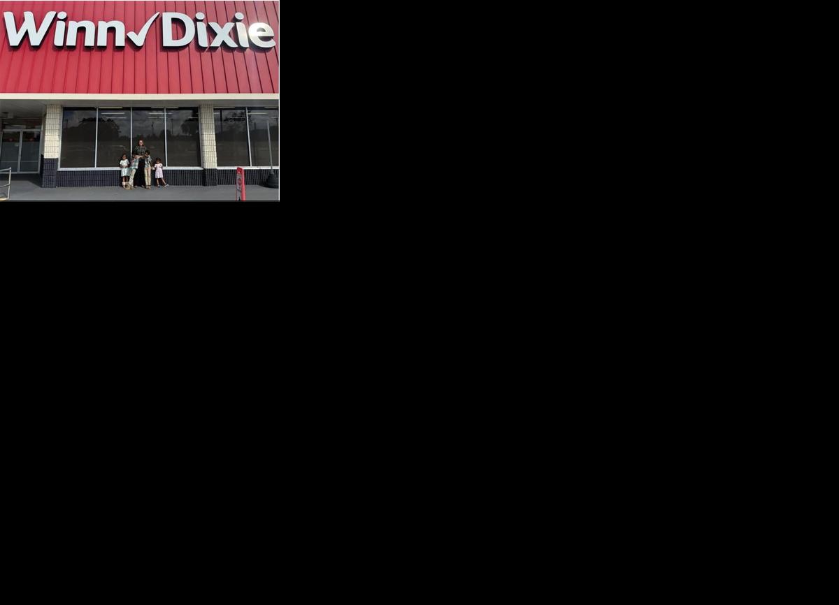Immokalee Aldi 1926 B Maria Salinas and her four kids the day Winn-Dixie closed - WINK News.jpg