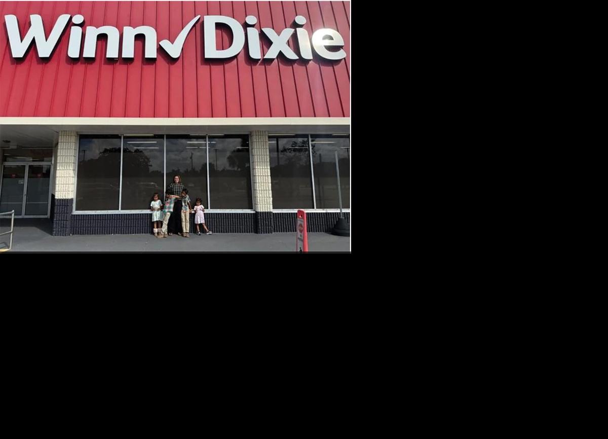 Immokalee Aldi 1926 B Maria Salinas and her four kids the day Winn-Dixie closed - WINK News.jpg