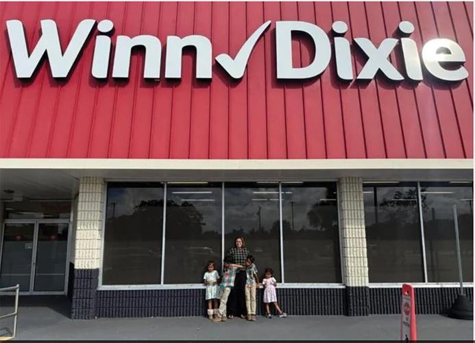 Immokalee Aldi 1926 B Maria Salinas and her four kids the day Winn-Dixie closed - WINK News.jpg