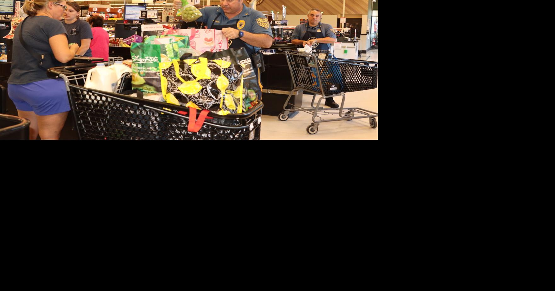 Local Police Chiefs help ShopRite Fight Hunger