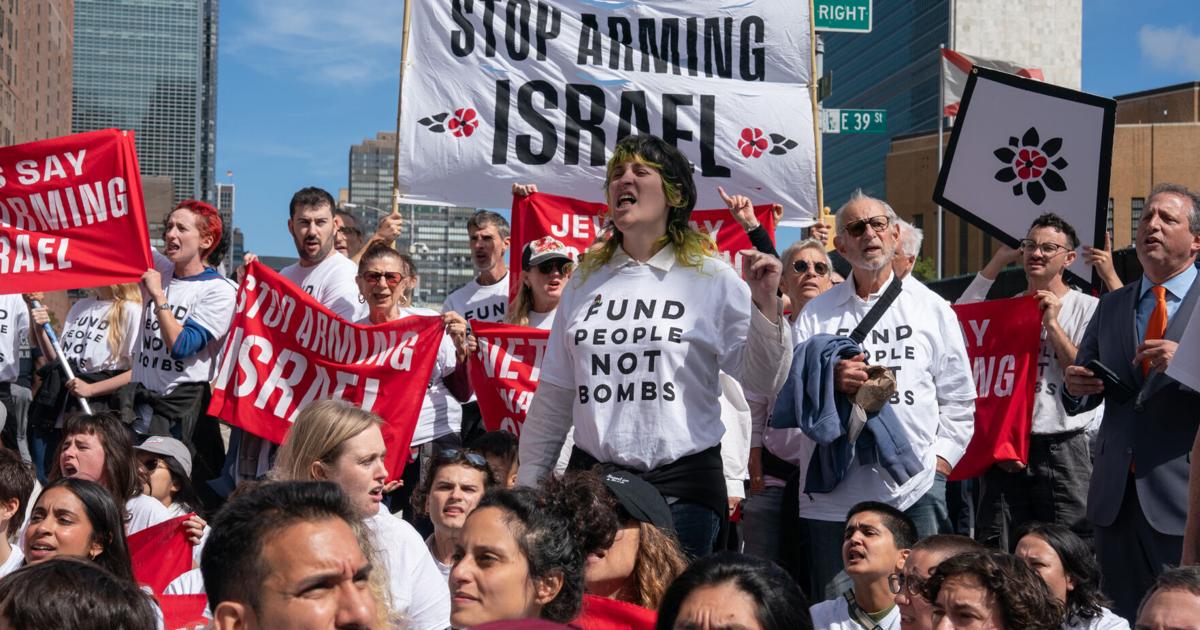 Photo: hanfordsentinel.com Pro-Palestinian protesters block First Avenue at East 39th Street in protest of Israeli Prime Minister Benjamin Netanyahu