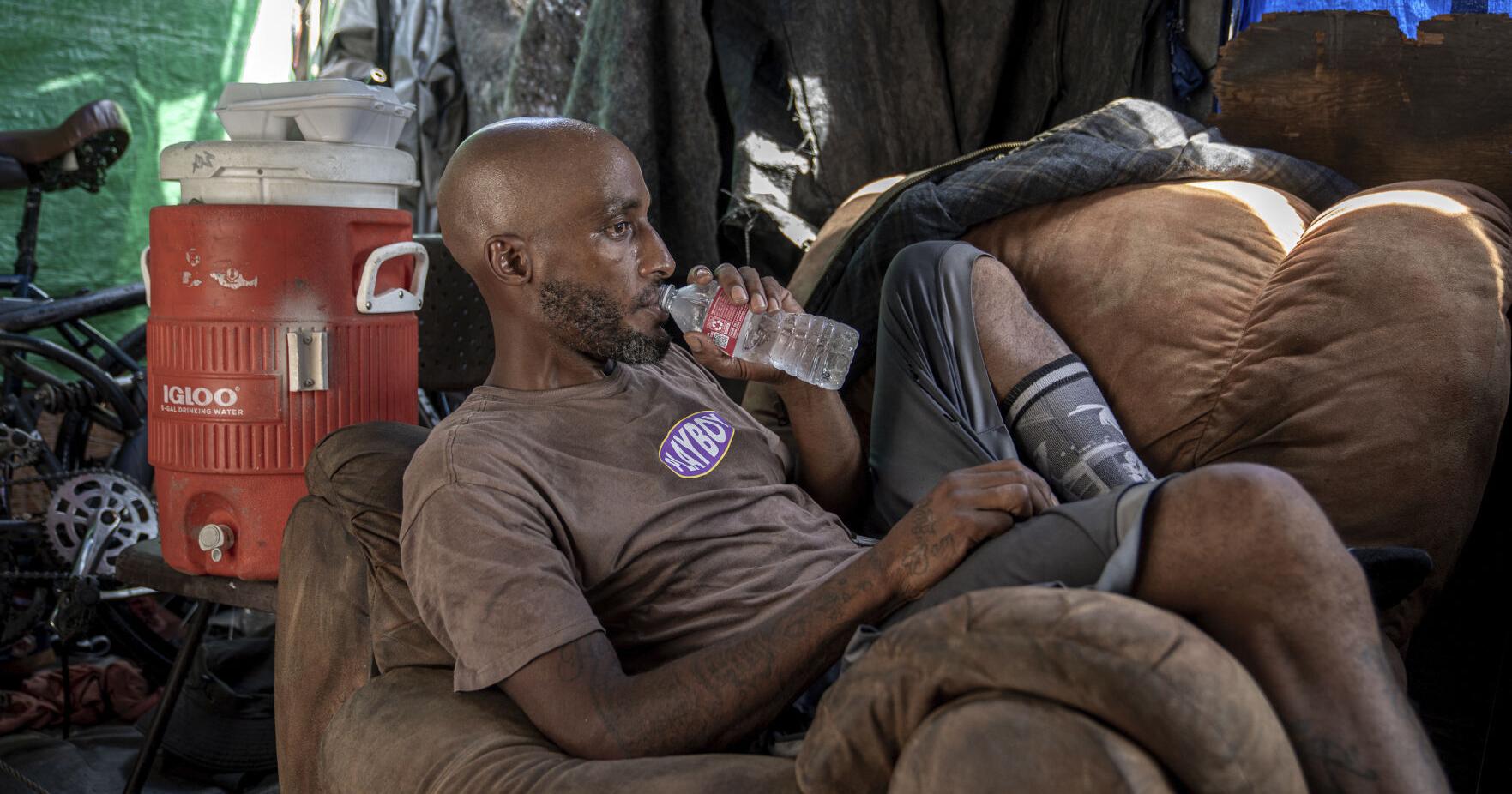 Homeless struggle to stay safe from record high temperatures in blistering Phoenix - Vimarsana News