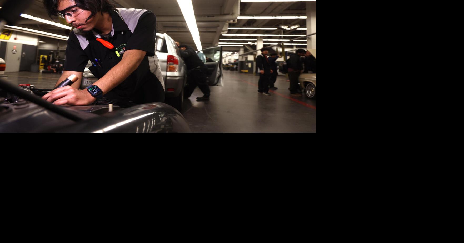 Auto shop class is thriving. Community college students basically fix cars for free | Lifestyles