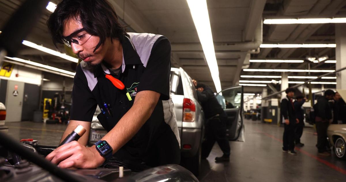 Auto shop class is thriving. Community college students basically fix cars for free | Lifestyles Auto shop class is thriving. Community college students basically fix cars for free | Lifestyles