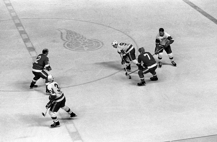 Mr Hockey Gordie Howe Number 9 Detroit Hockey Legend Memorial Fan T Shirt