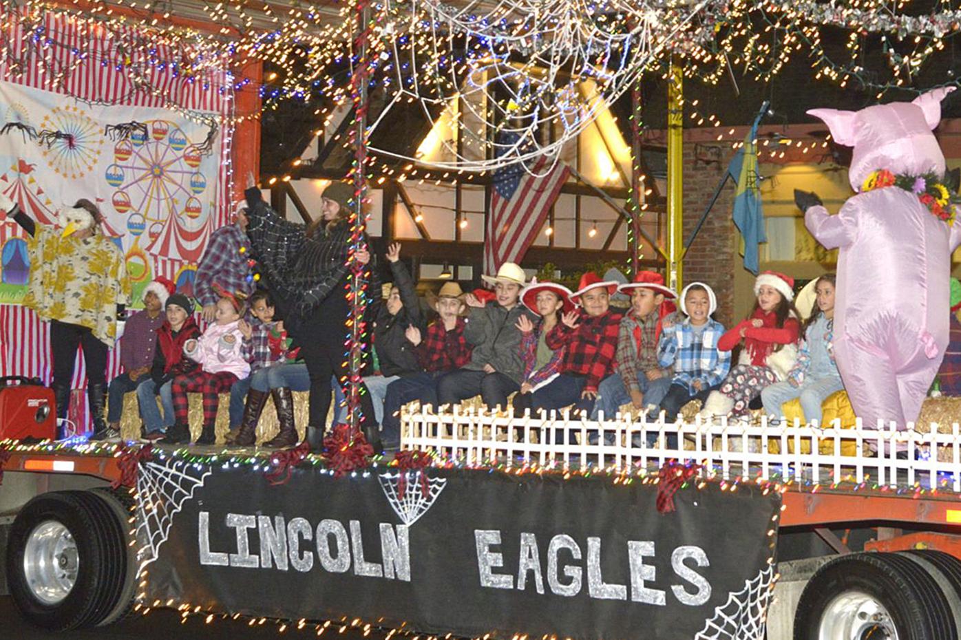 Kingsburg Christmas Parade 2022 Santa Lucia Parade Lights Up Kingsburg | Hanford Sentinel | Community News  | Hanfordsentinel.com