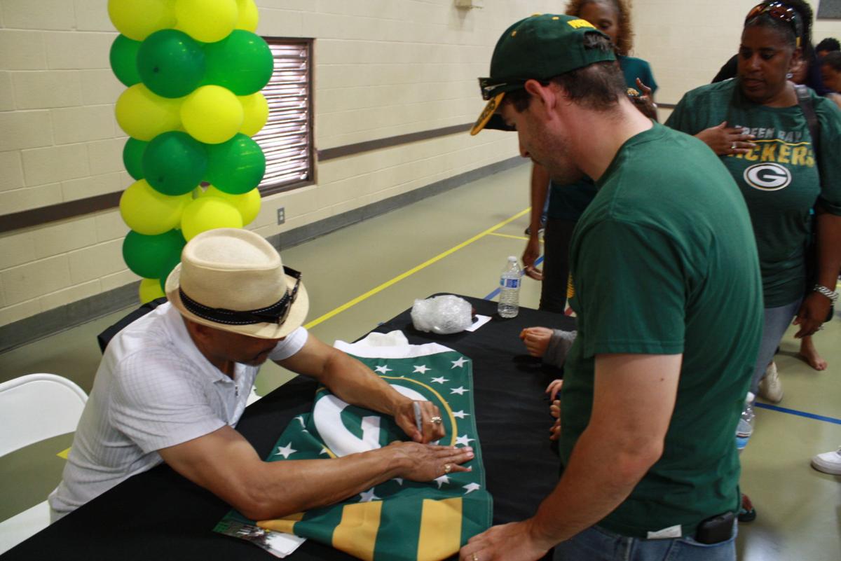 Mark Lee Visits Hanford After Induction Into Green Bay Packers Hall Of Fame Local Hanfordsentinel Com
