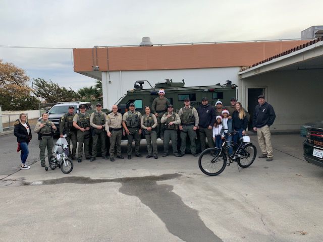 KCSO Deputies, SWAT Team Deliver Gifts | Local News | Hanfordsentinel.com