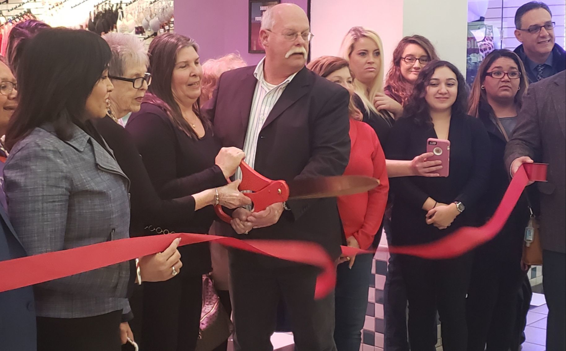 Hanford Mall spices things up with new lingerie boutique Local