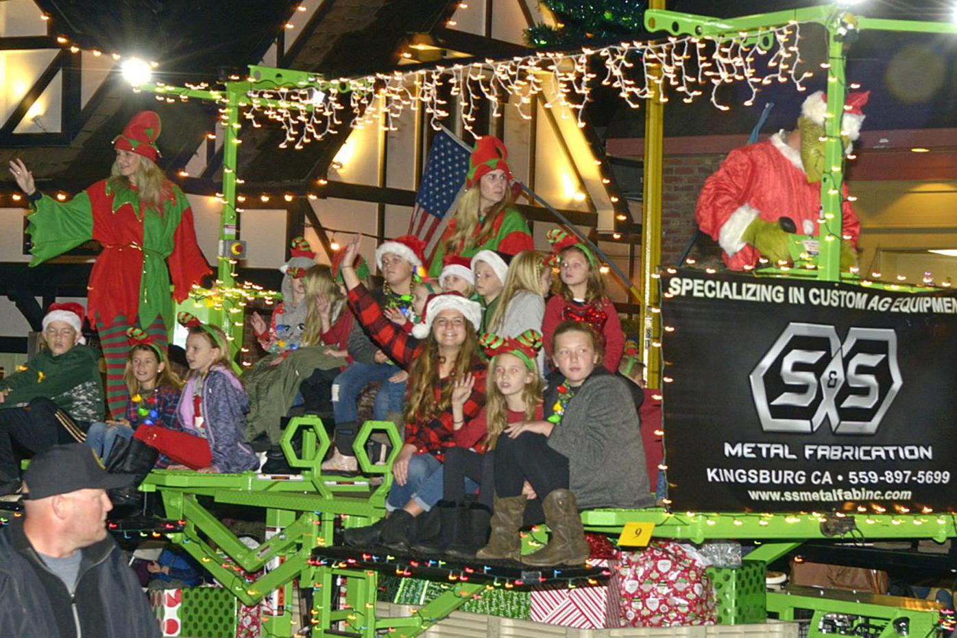 Kingsburg Christmas Parade 2022 Santa Lucia Parade Lights Up Kingsburg | Hanford Sentinel | Community News  | Hanfordsentinel.com