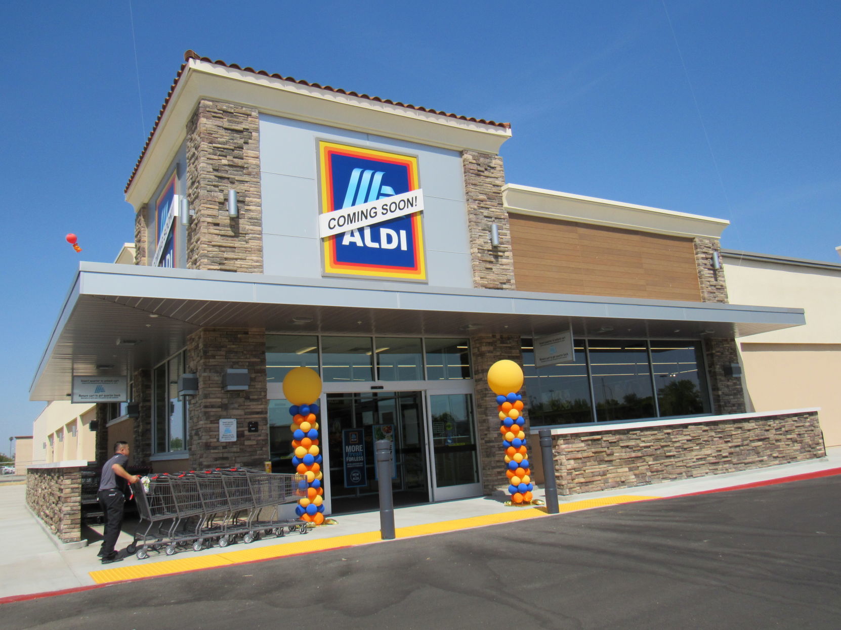 ALDI grocery store opens in Hanford 
