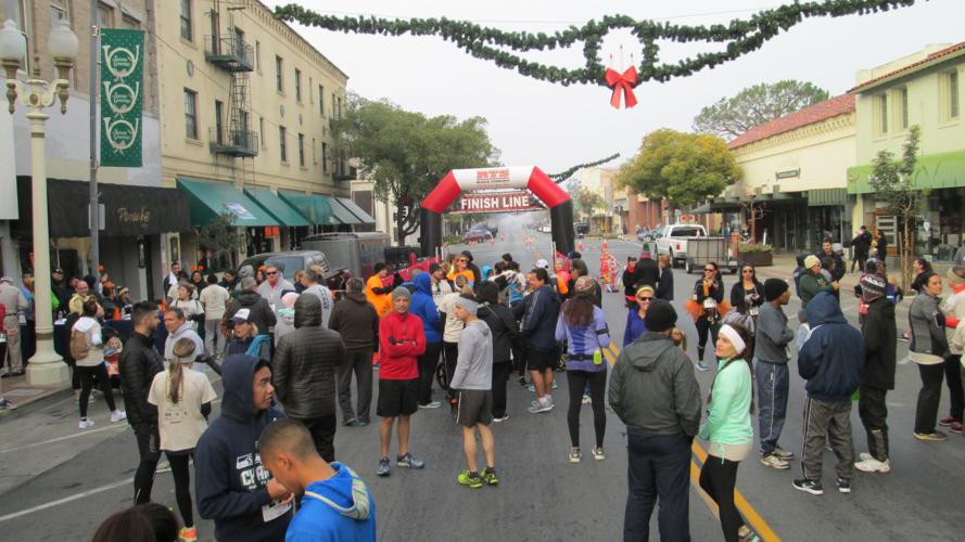 Hundreds brave cold for Turkey Trot | Local News ...