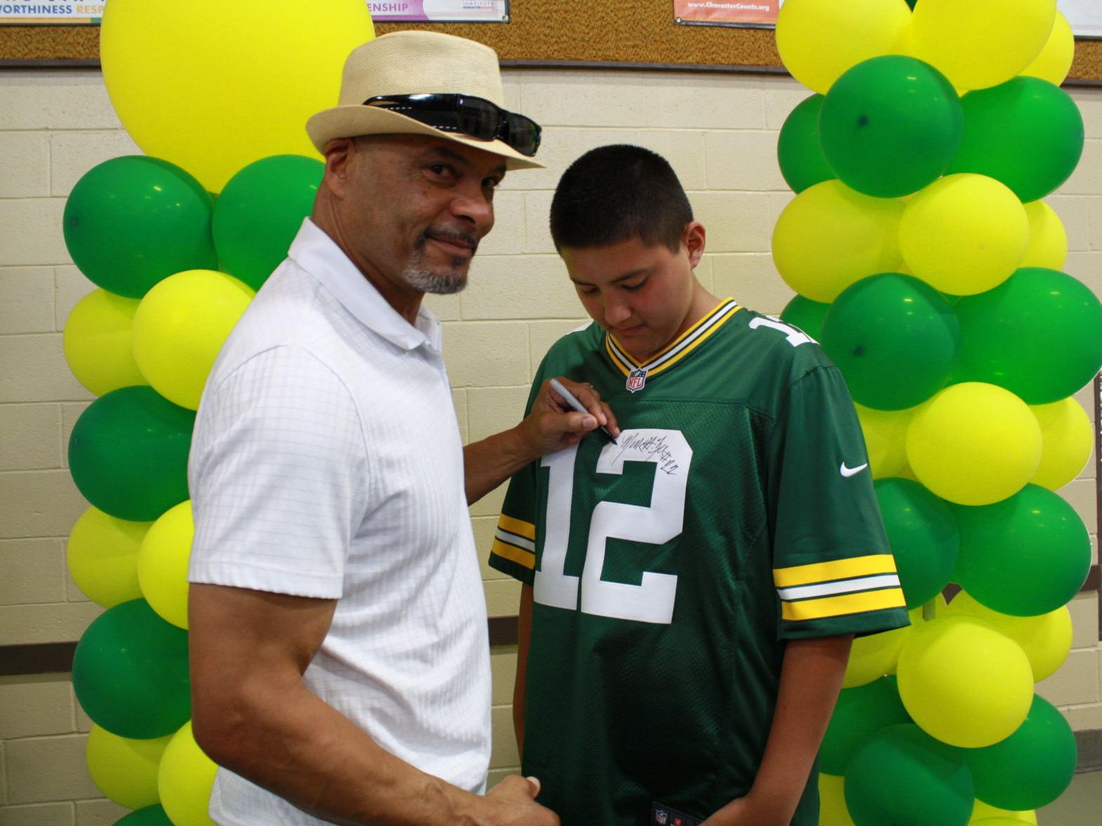 Mark Lee Visits Hanford After Induction Into Green Bay Packers Hall Of Fame Local Hanfordsentinel Com