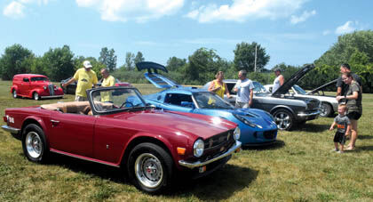 7 31 Cars 4 Three Oaks Crowd TR6.jpg