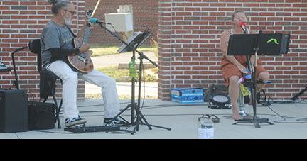 '2' Entertain Many at Weiler Plaza | Arts And Entertainment | hartfordcitynewstimes.com - Vimarsana News