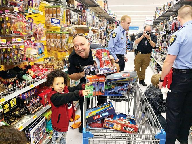 Douglas County deputies shop with kids | Archives | havasunews.com