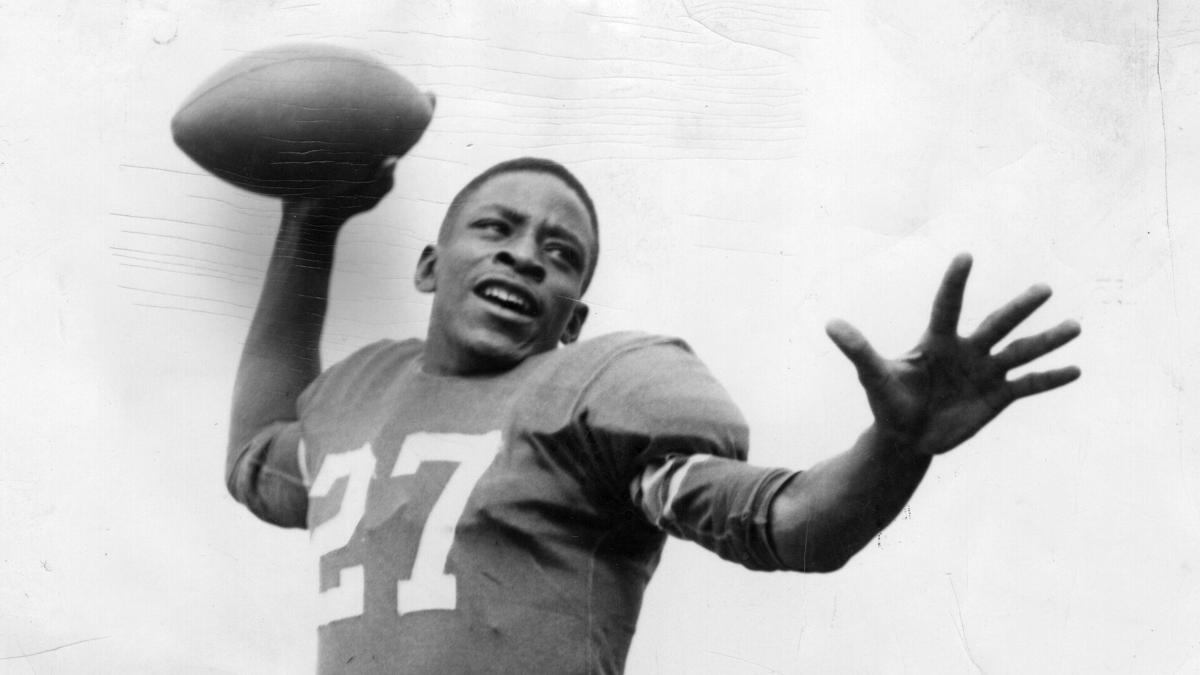 Willie Thrower made history for the Chicago Bears as the modern NFL’s 1st Black QB. 70 years