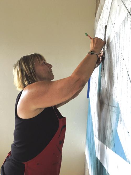 Large art: Muralist dresses up wall at Boat House Grill