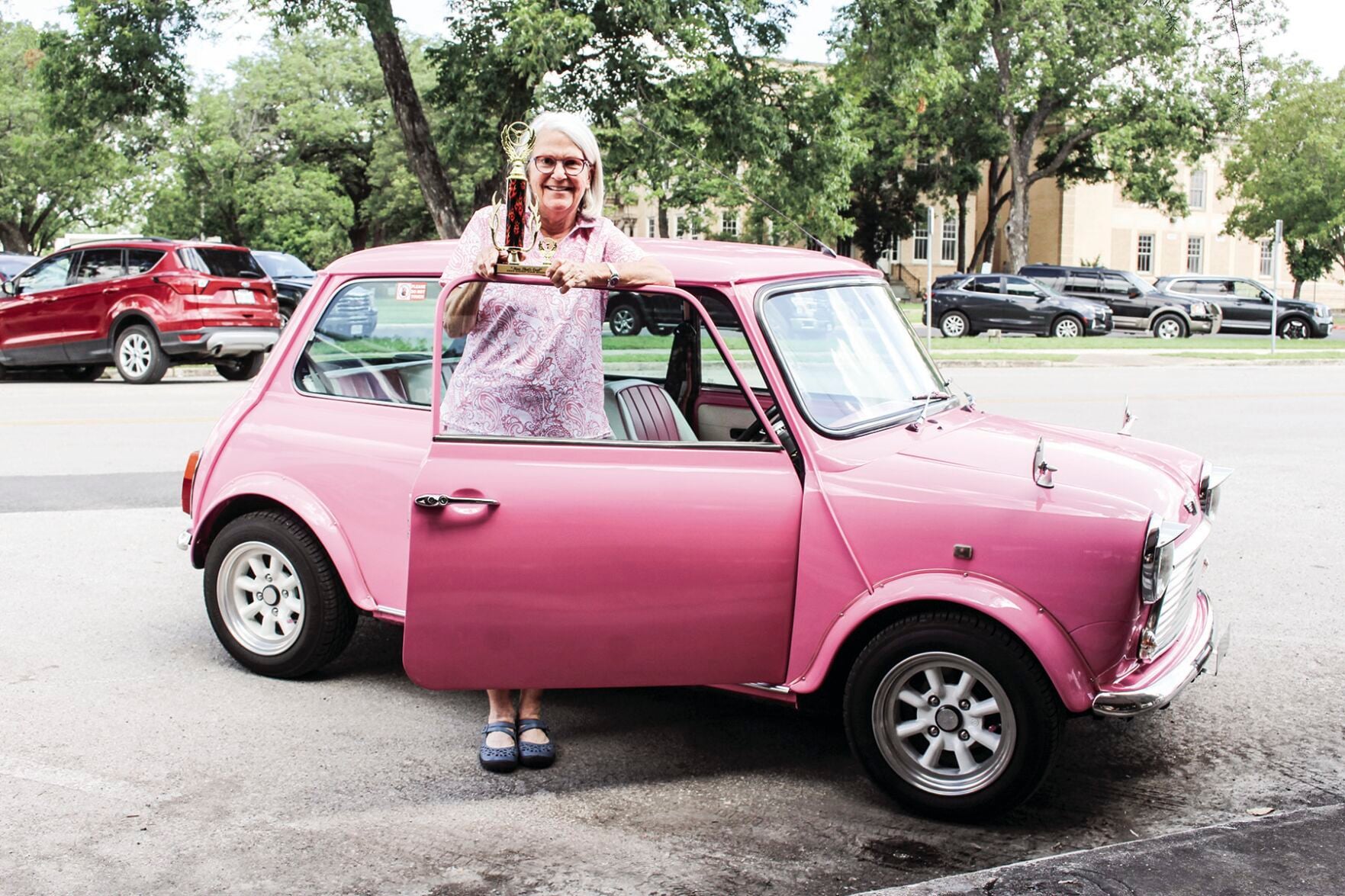 rfca コアクレードル corecradle ピンク mini Priscilla Coe cruises Kerrville in her pink Mini | Community Life