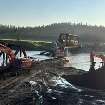 7 of 10 rail cars removed from Yellowstone River train crash - Vimarsana News