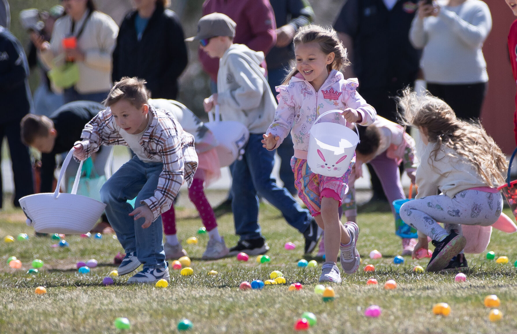 Eagles 4040 Easter egg hunt sees hundreds in East Helena