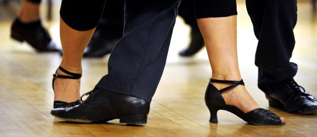 Teaching the heel-toe step in public 😍😳 #dancetutorial #latinarusin , heel toe tutorial