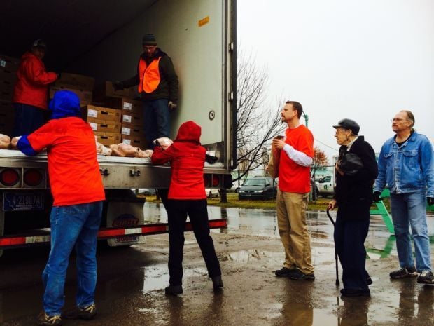 missoula food bank volunteers distribute turkeys in the rain local turkey giveaway