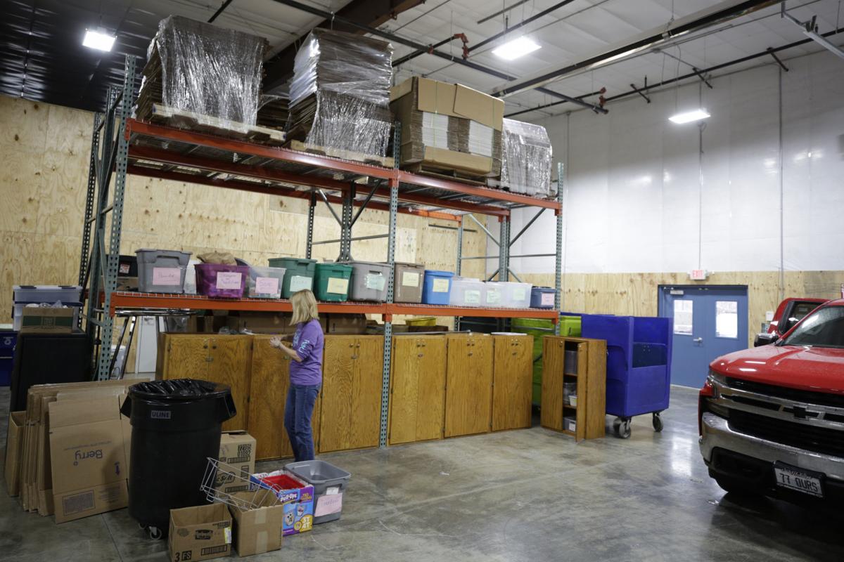 Téléchargement gratuit Images More Demand Fewer Volunteers At Central Illinois Food Banks As le plus cool salutations