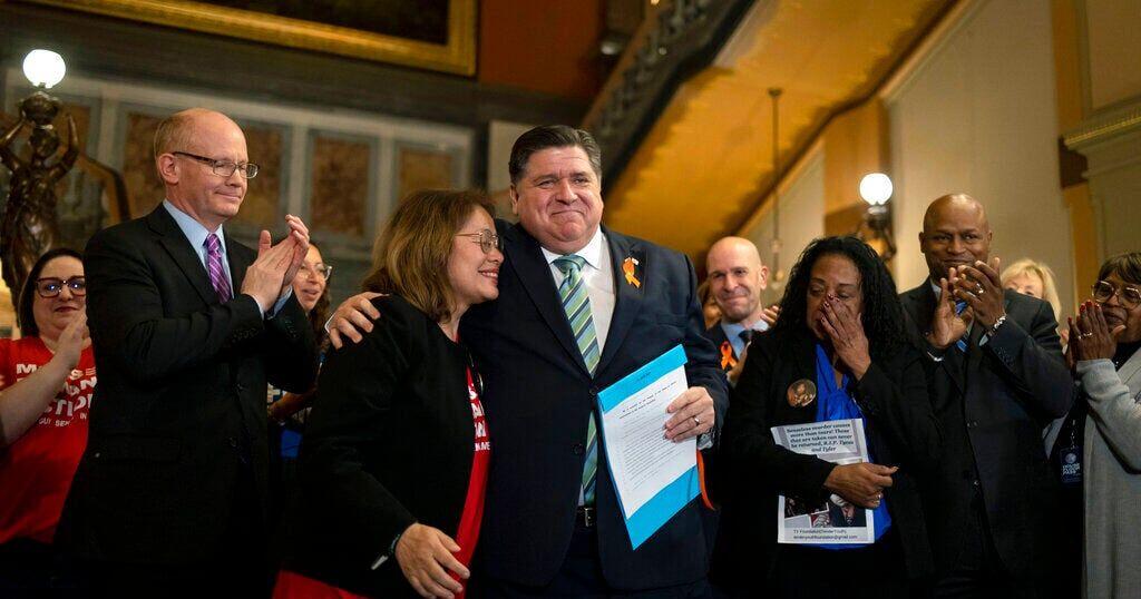 Lawyers, guns and money: A look back at 2023 in Illinois politics, government - Vimarsana News