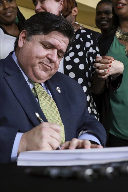 New Illinois Laws Start On Monday Here S What They Are Government And Politics Herald Review Com