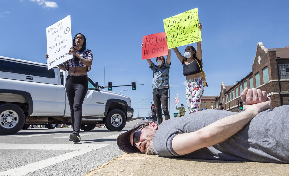 Watch Now Demonstrators Disrupt Decatur Traffic To Protest George Floyd S Death Local Herald Review Com
