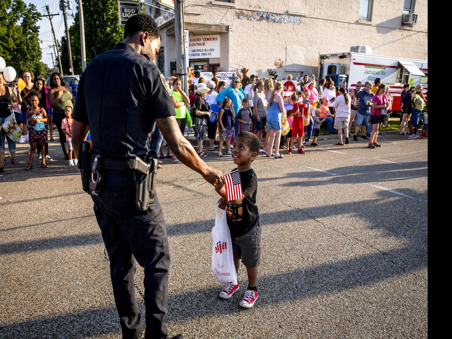 Springfield Police Officer Barbers Team Up To Help Kids State And Regional Herald Review Com