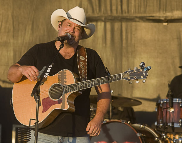 Chris Cagle sings his heart out for country crowd | Local | herald ...