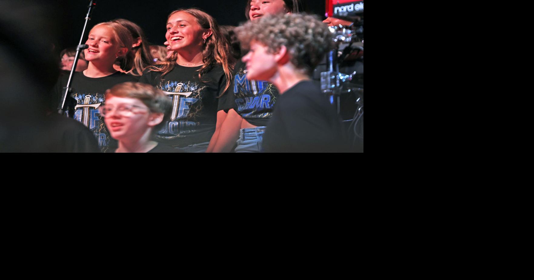 080626-dec-loc-foreignerchoir_02.JPG