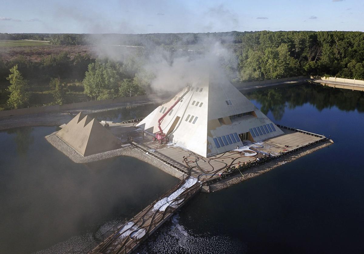 Giant pyramid tourist attraction burns in Gurnee
