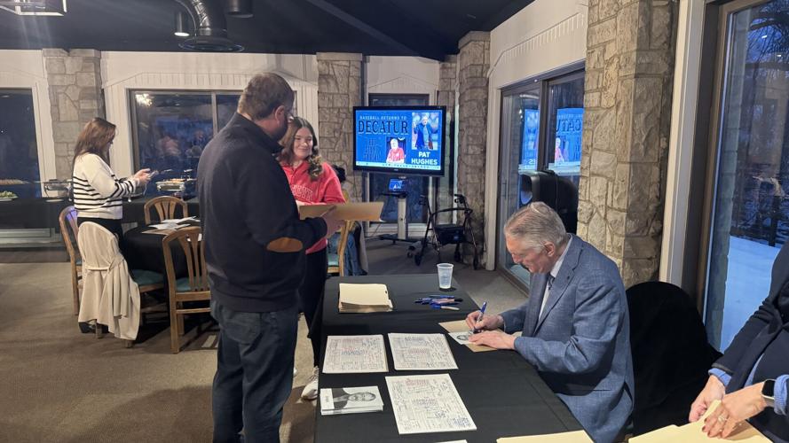 Cubs radio announcer Pat Hughes shares stories with Decatur