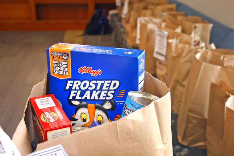 092725-dec-loc-fooddriveprep_03.JPG
