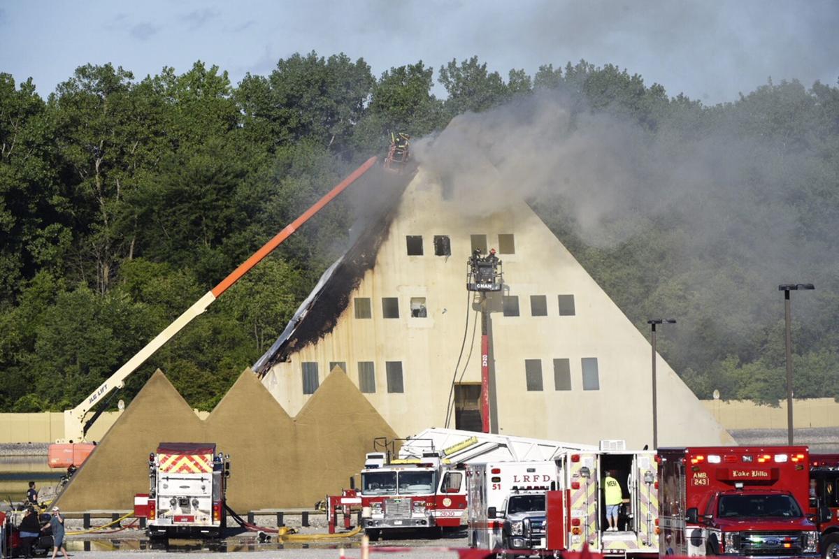Giant pyramid tourist attraction burns in Gurnee