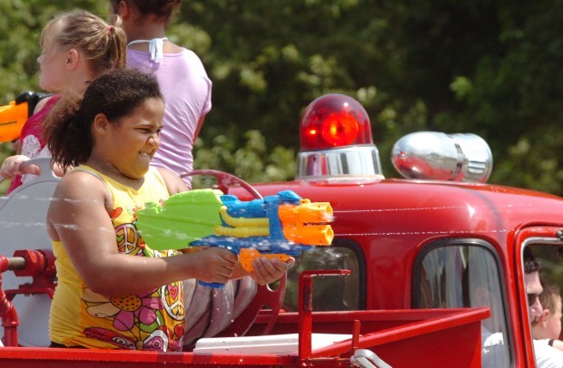 Mattoon Keeps Cool During Bagelfest Parade