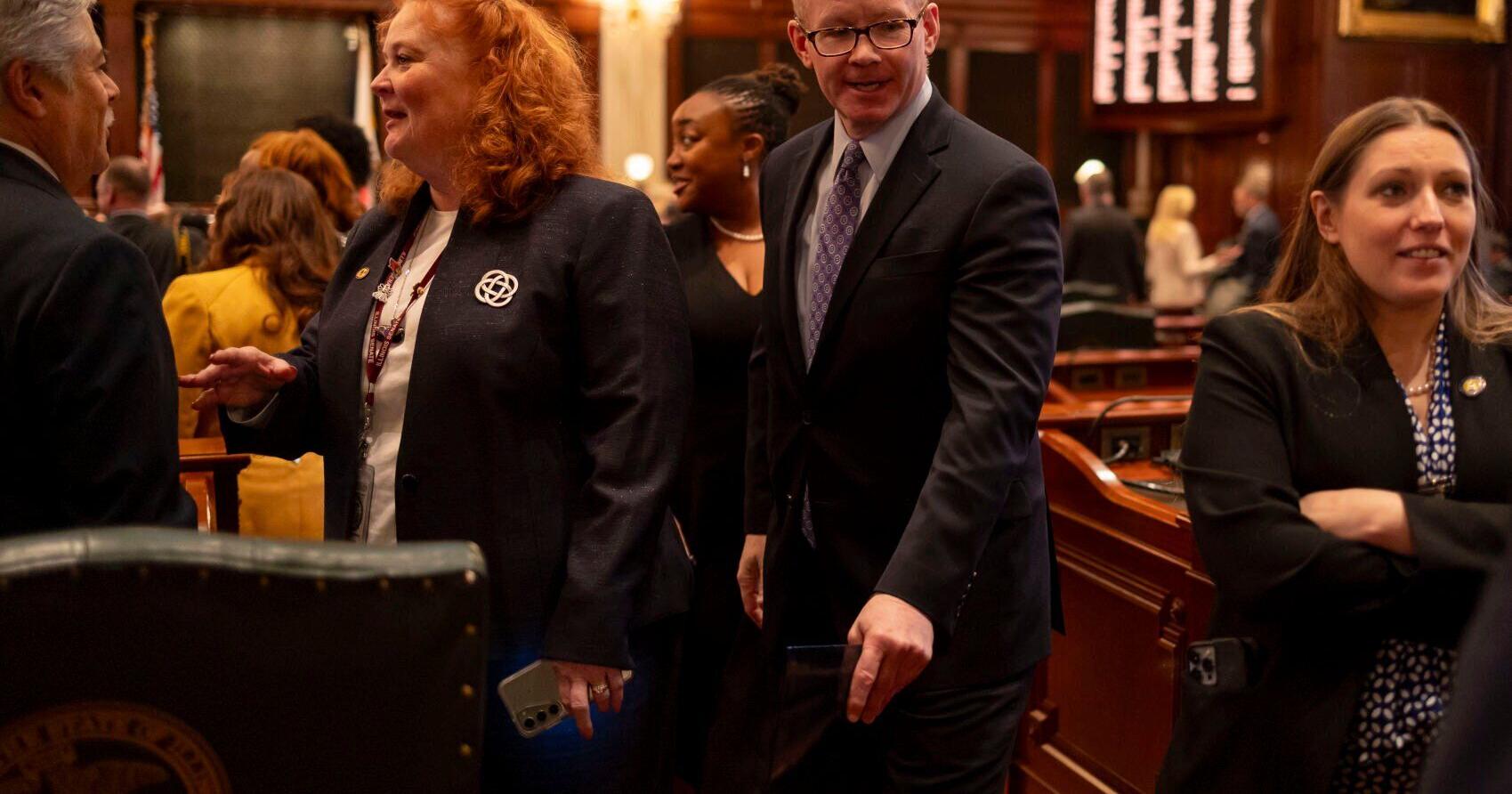 Illinois lawmakers consider support for public defenders - Vimarsana News