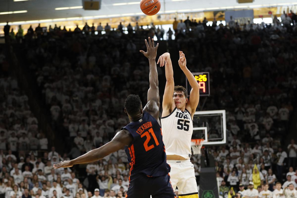 Garza Scores 25 Points No 18 Iowa Ends No 19 Illinois 7 Game