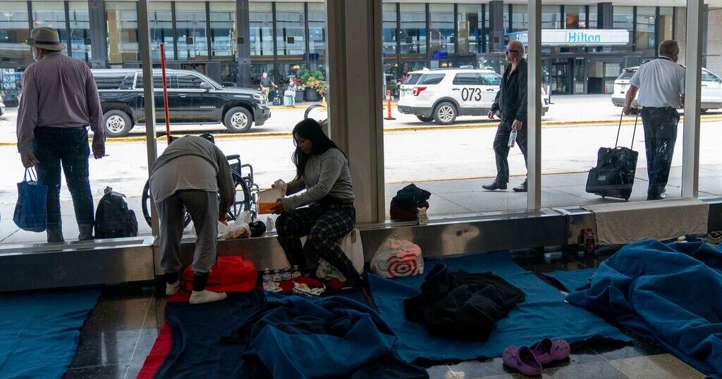 Migrants flown to Chicago by Catholic Charities in Texas, even with no place to sleep in winter weather - Vimarsana News