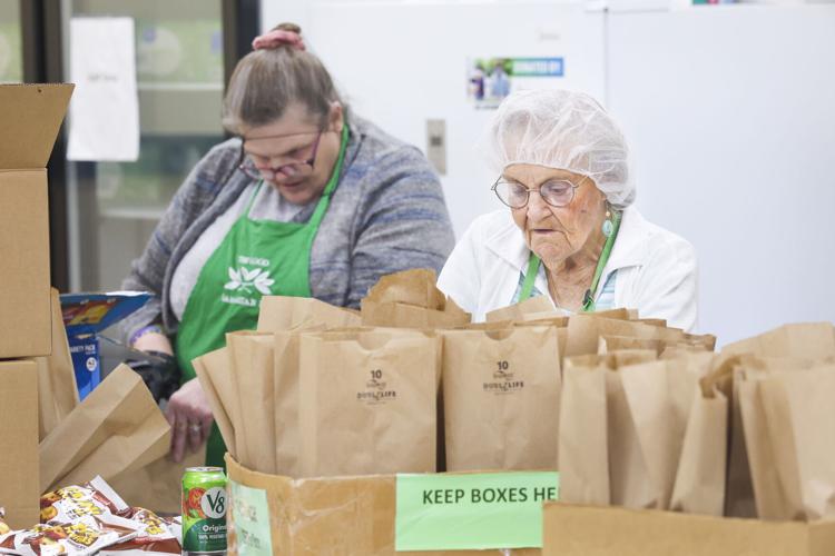 091323-dec-loc-fooddrive_01.JPG