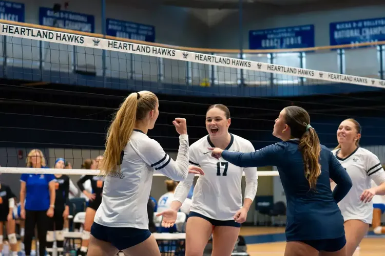 Volleyball Splits Heartland Quad