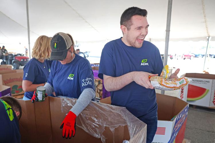 100426-dec-loc-fooddrivewrapup_01.JPG