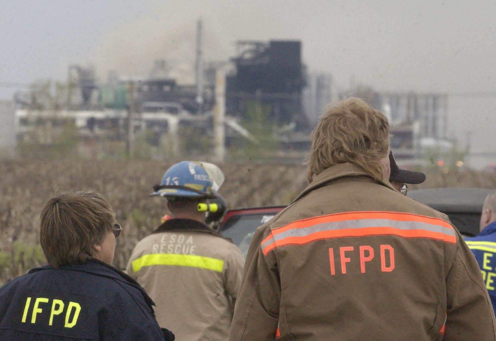 2004 Explosion jolts Illiopolis area, 3 from Decatur die in blast