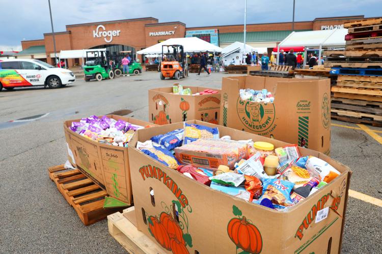 100524-dec-loc-fooddrive_04.JPG