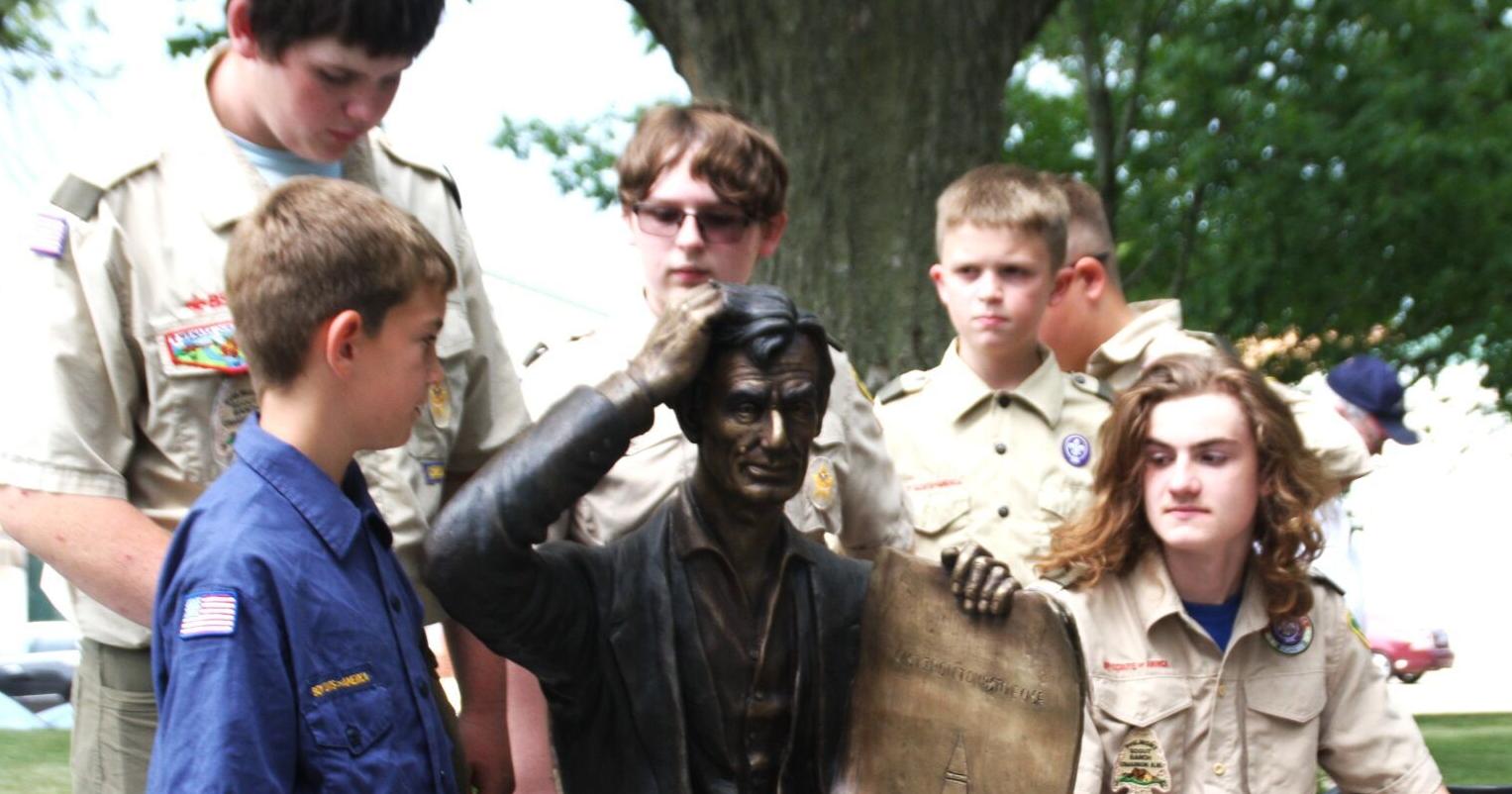 Mount Pulaski statue honors Lincoln's legal mind, 'pursuit of truth' - Vimarsana News