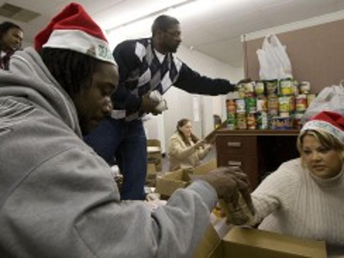 Parolees Pitch In To Donate Food Unload Delivery Truck For Northeast Community Fund Local Herald Review Com